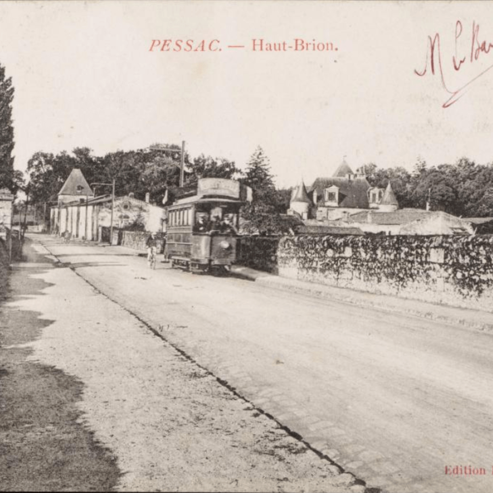 2-Vue de la route de Bordeaux devant le Château Haut-Brion.