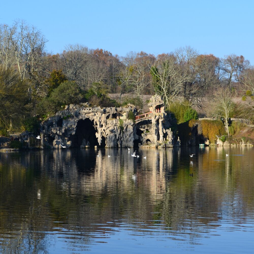 le plan d'eau et, au fond, la grotte de rocaille, 2015_FG