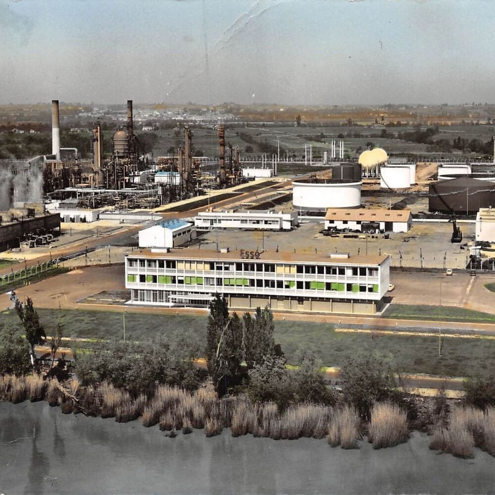 vue aérienne des installations pétrolières, vers 1960_CP