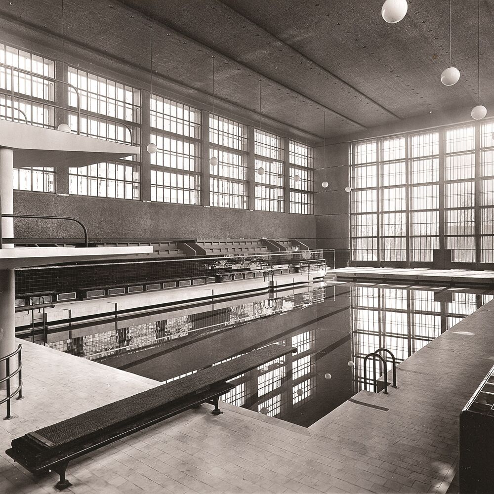 Piscine municipale, vue d'ensemble du bassin d'hiver, anonyme, vers 1950.