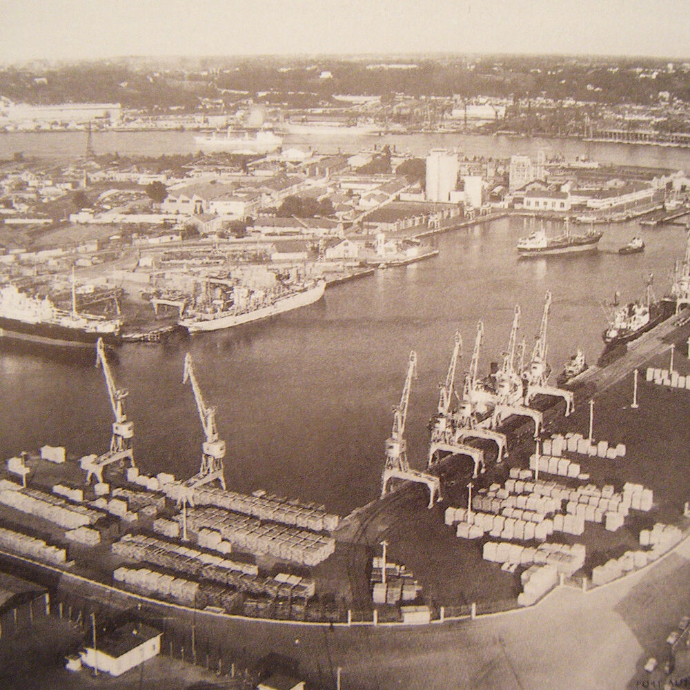 Vue aérienne des bassins à flot vers 1970.