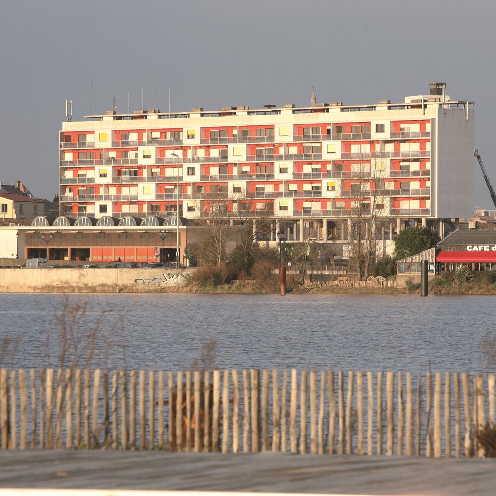 La caserne depuis la rive gauche, 2013.