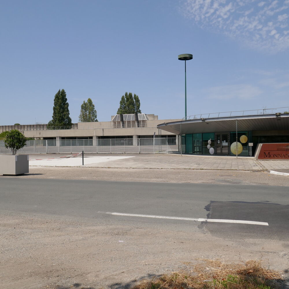 Vue de la façade depuis l'espace public