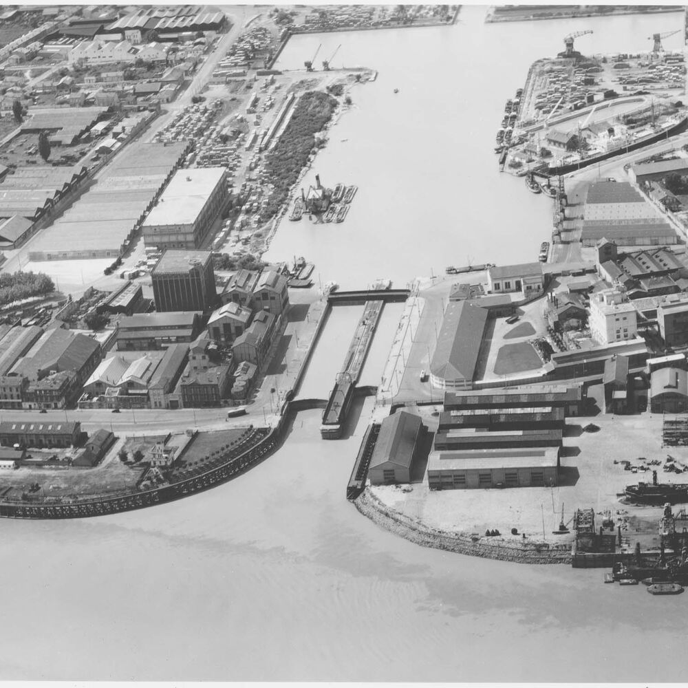 Photographie aérienne de l’usine vers 1955, avant la construction des silos