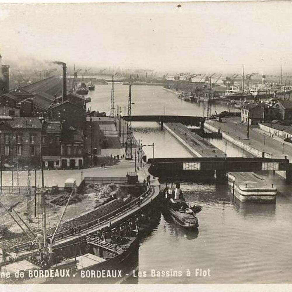 Entrée des bassins à flots, huileries Maurel à gauche et Franco-Colonial à droite, vers 1920 