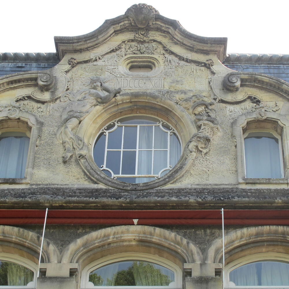 Détail du fronton chantourné à oculus, maison de B. Alfred-Duprat, nº 22 rue du Bocage