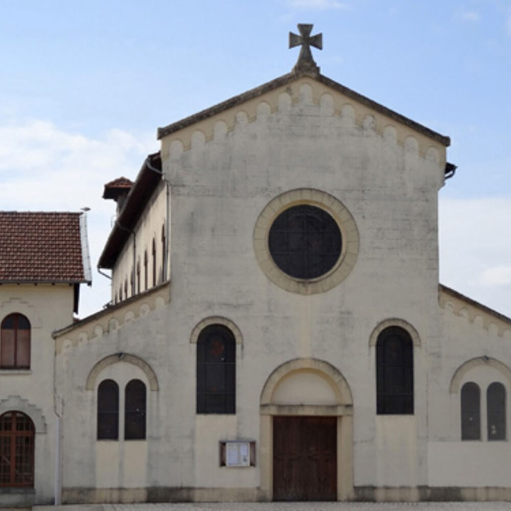 Vue de la façade principale de l'église