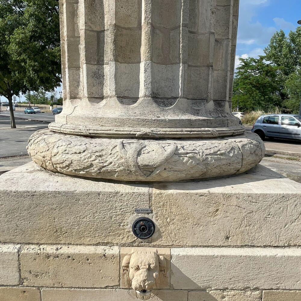 Détail du socle et tore sculpté de la fontaine de la Grave. François Bonfin, architecte, 1788.