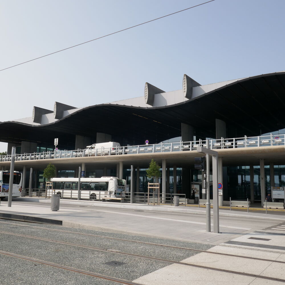 Façade Hall B aéroport de Bordeaux-Mérignac. Paul Andreu, architecte,1996