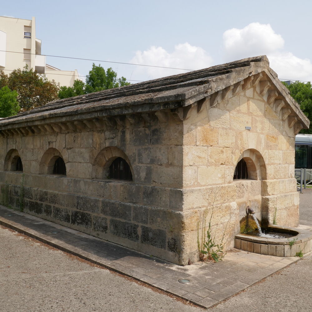 Vue actuelle fontaine d'Arlac, construite en 1785.