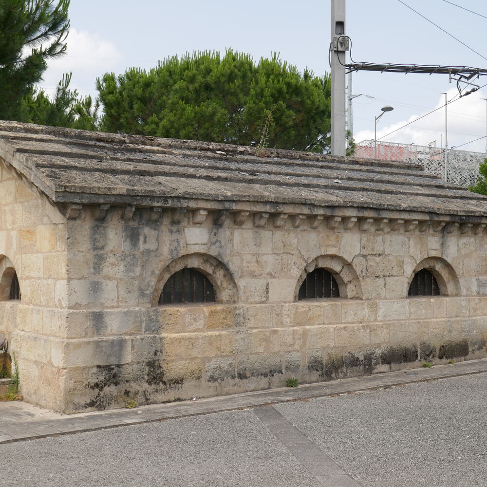 Vue actuelle fontaine d'Arlac, construite en 1785.