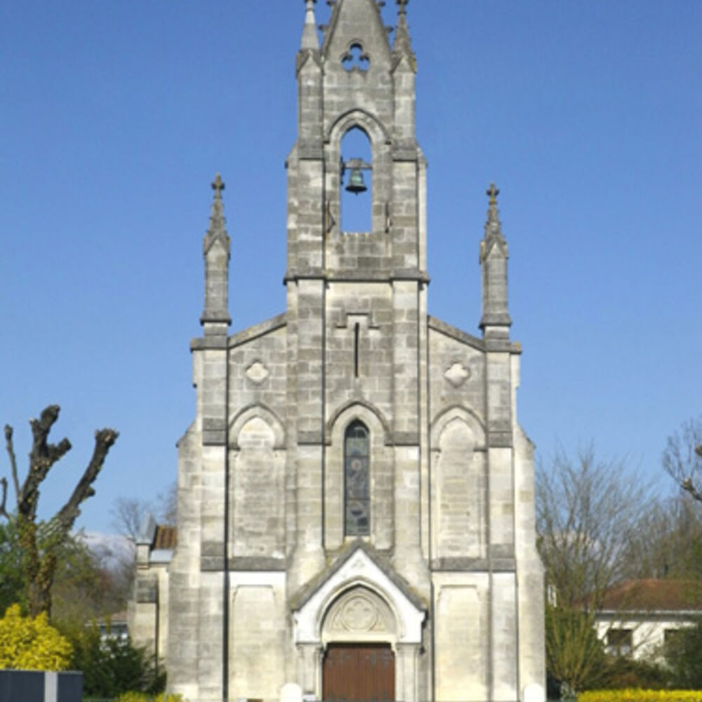 Vue de la façade principale de l'église