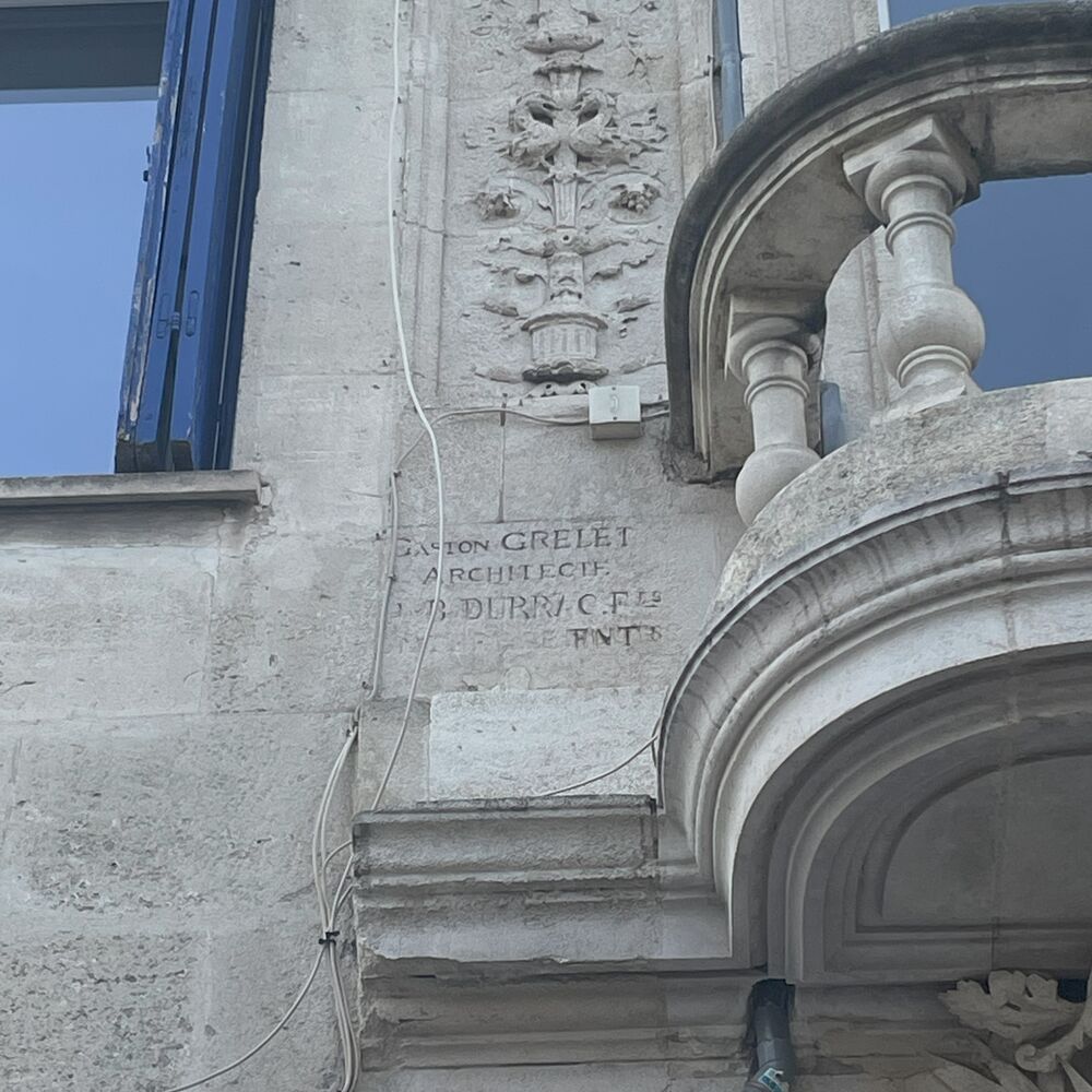 Détail signature sur la façade, 5 rue Bauducheu. Gaston Grelet architecte et B. Durry entrepreneur.