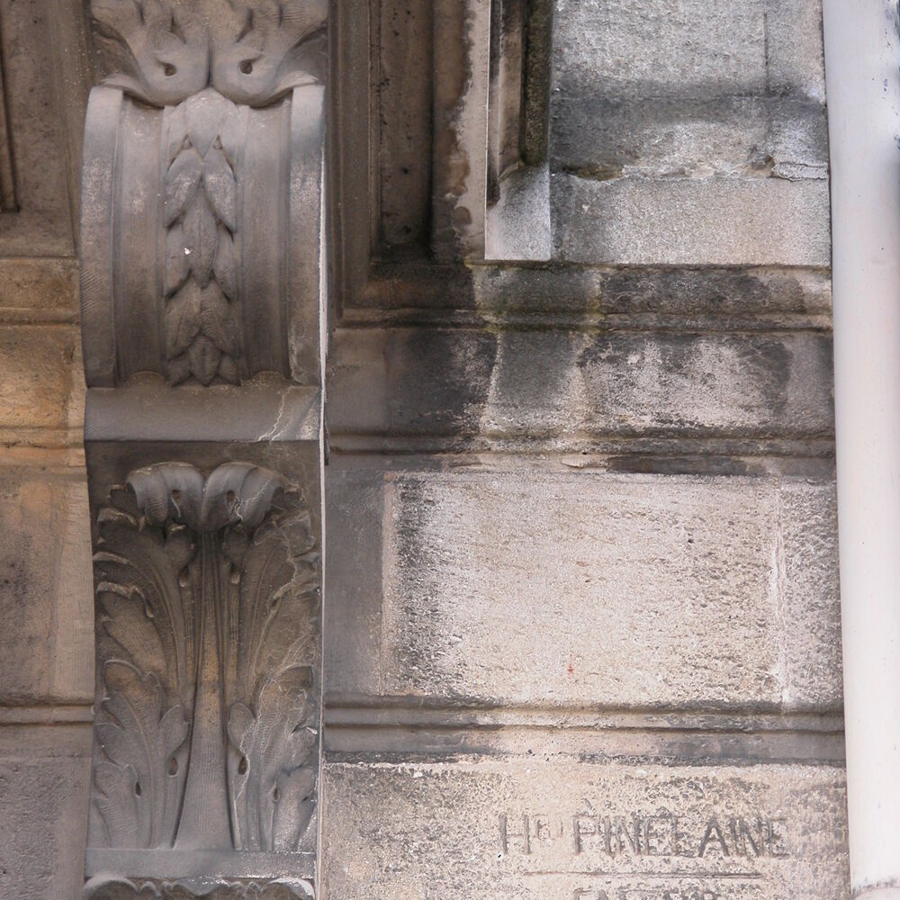 Gravure en façade du nom de l'entreprenueur Henri Pinelaine