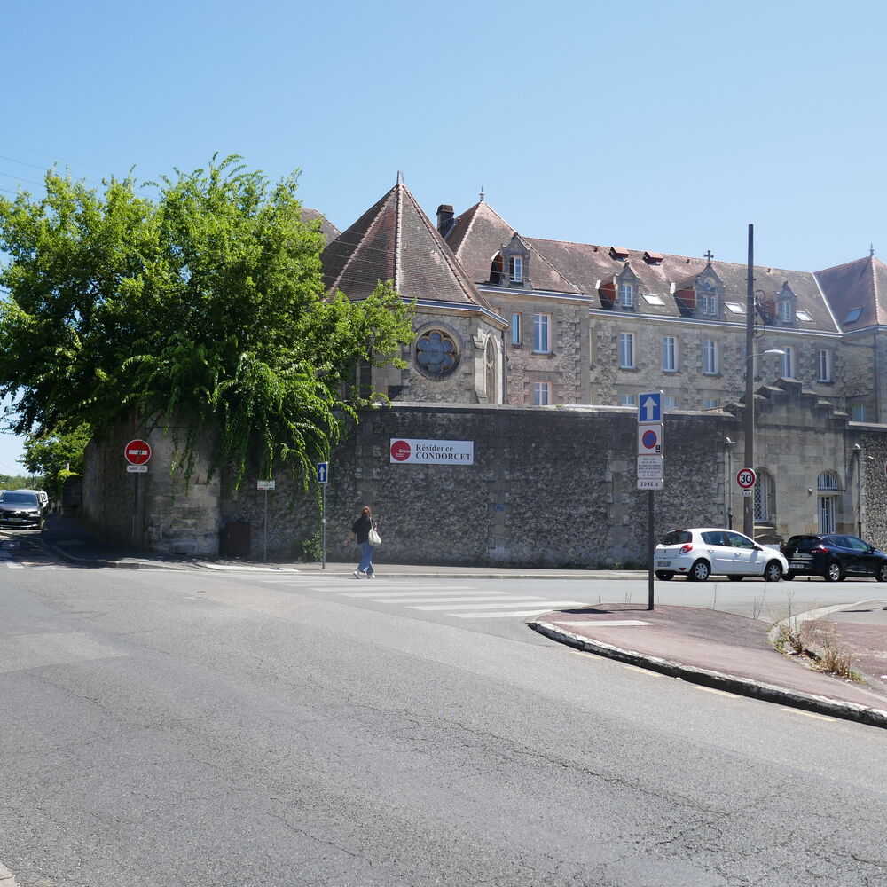 Vue d'ensemble du couvent depuis la rue