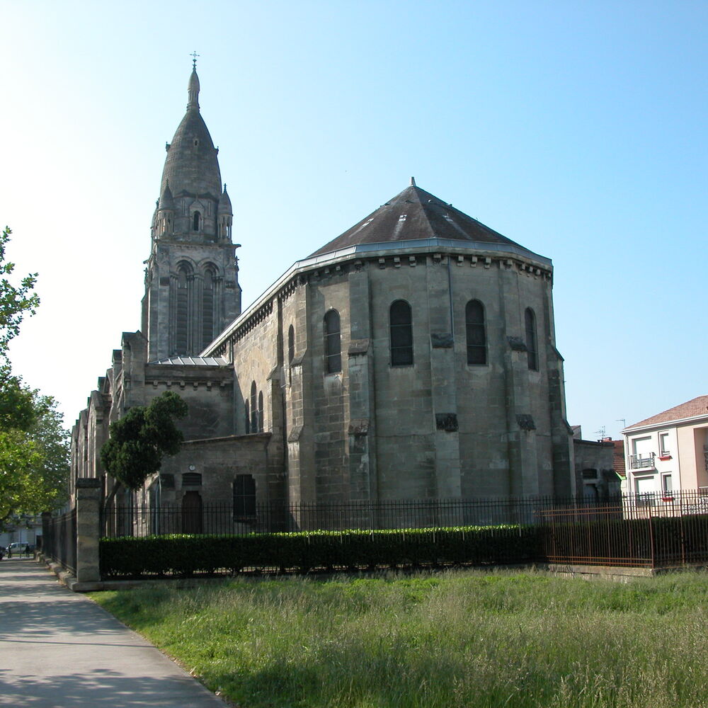 Vue arrière de l'église depuis le jardin Paul Abadie