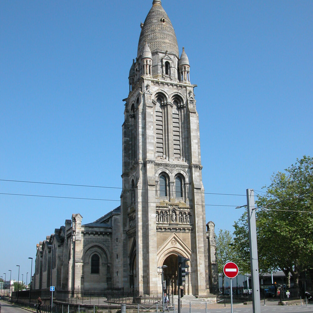 Vue de l'église  depuis l'Avenue Thiers