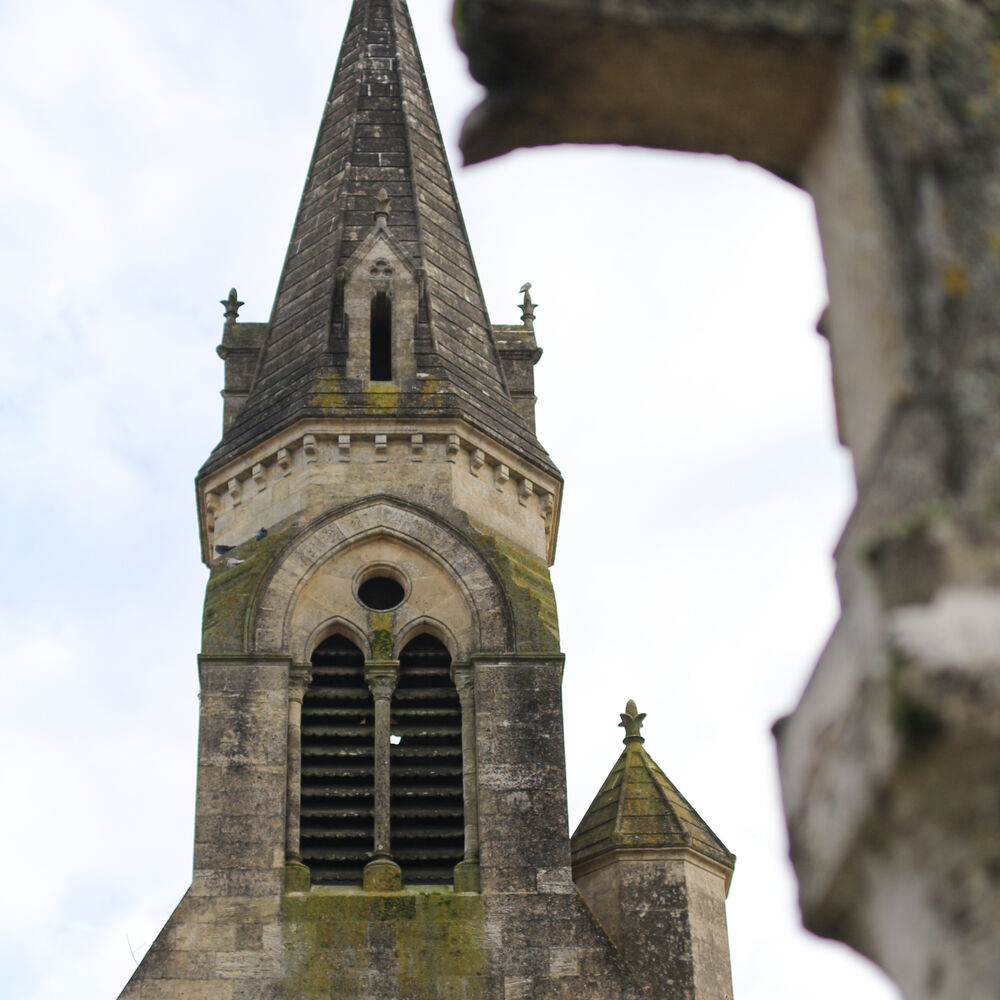 Clocher de  l'église Saint Romain depuis le cimetière