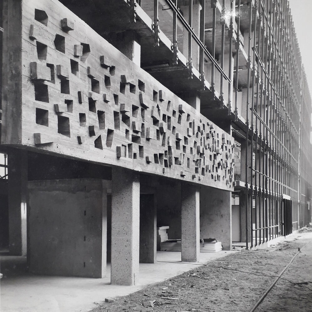 Photographie du chantier, vue de la dalle de Pierre Théron avant la réception des pâtes de verre.