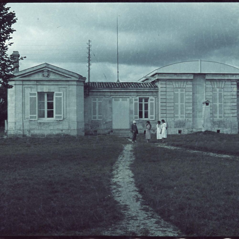 L'ancienne demeure du domaine transformée en logement du directeur de l'observatoire, été 1938.