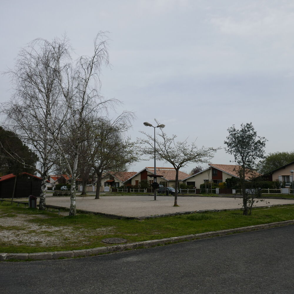 Le square Rongier avec le terrain de boules dans Villagexpo.