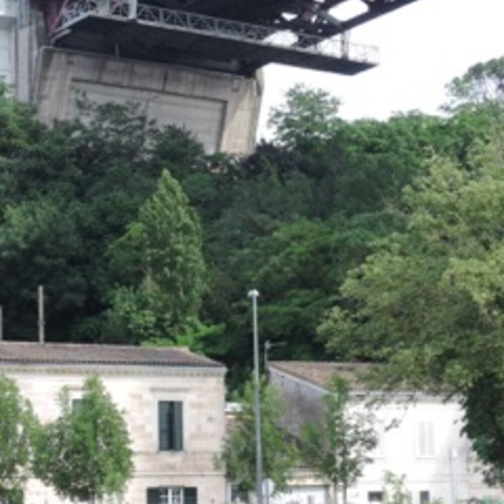 Vue des maisons sous le pont d’Aquitaine en rive droite à Lormont