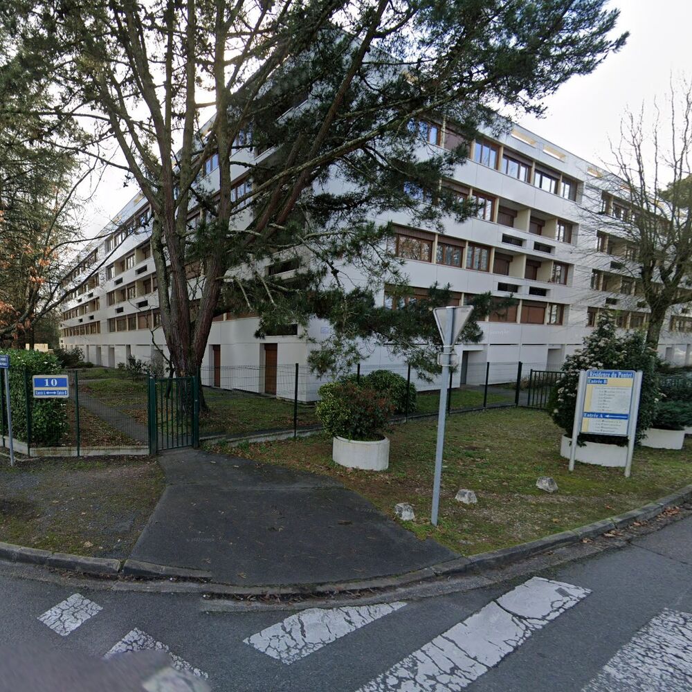 Façades du bâtiment en U, vue depuis l'avenue du Pontet.