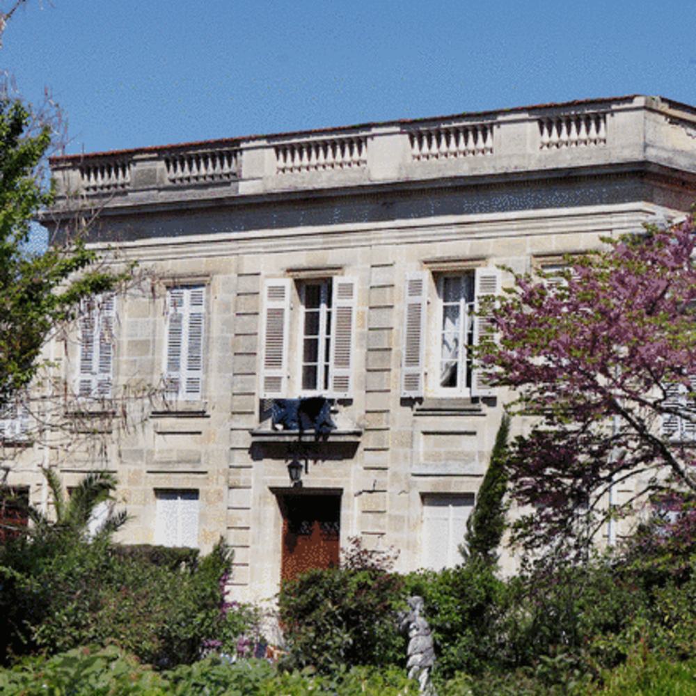 Vue de la façade avant de la villa néoclassique construite