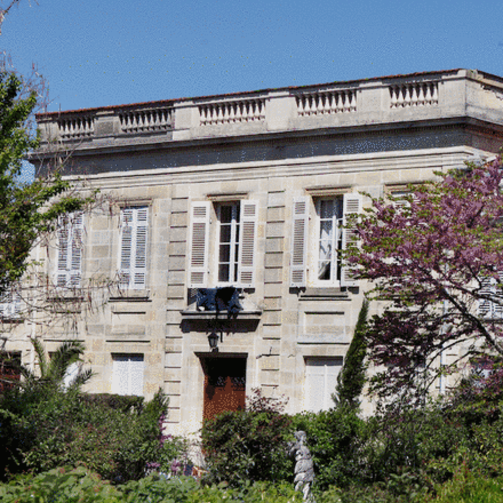 Vue de la façade avant de la villa néoclassique construite 