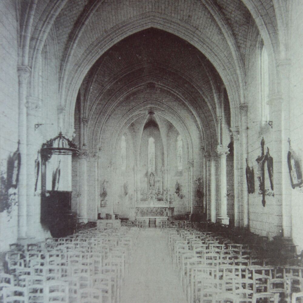 sur la carte postale, vue de la nef et du sanctuaire, vers 1910