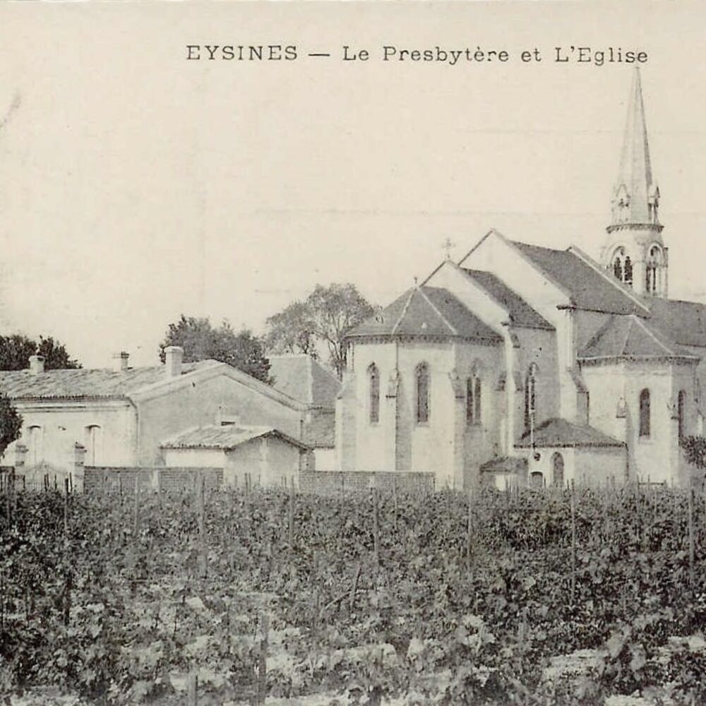 La carte postale montre l'église encore entourée de vignes au début du XXe siècle