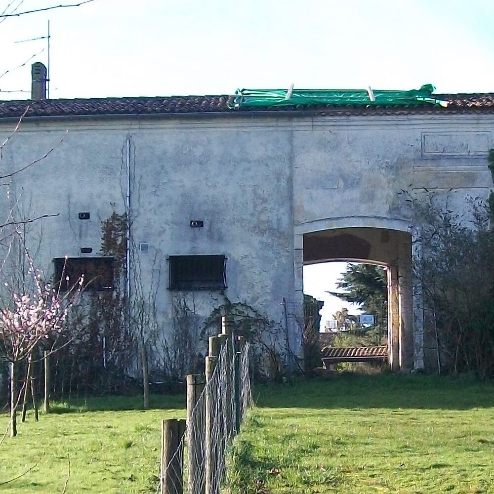 La façade visible depuis l'avenue du Taillan