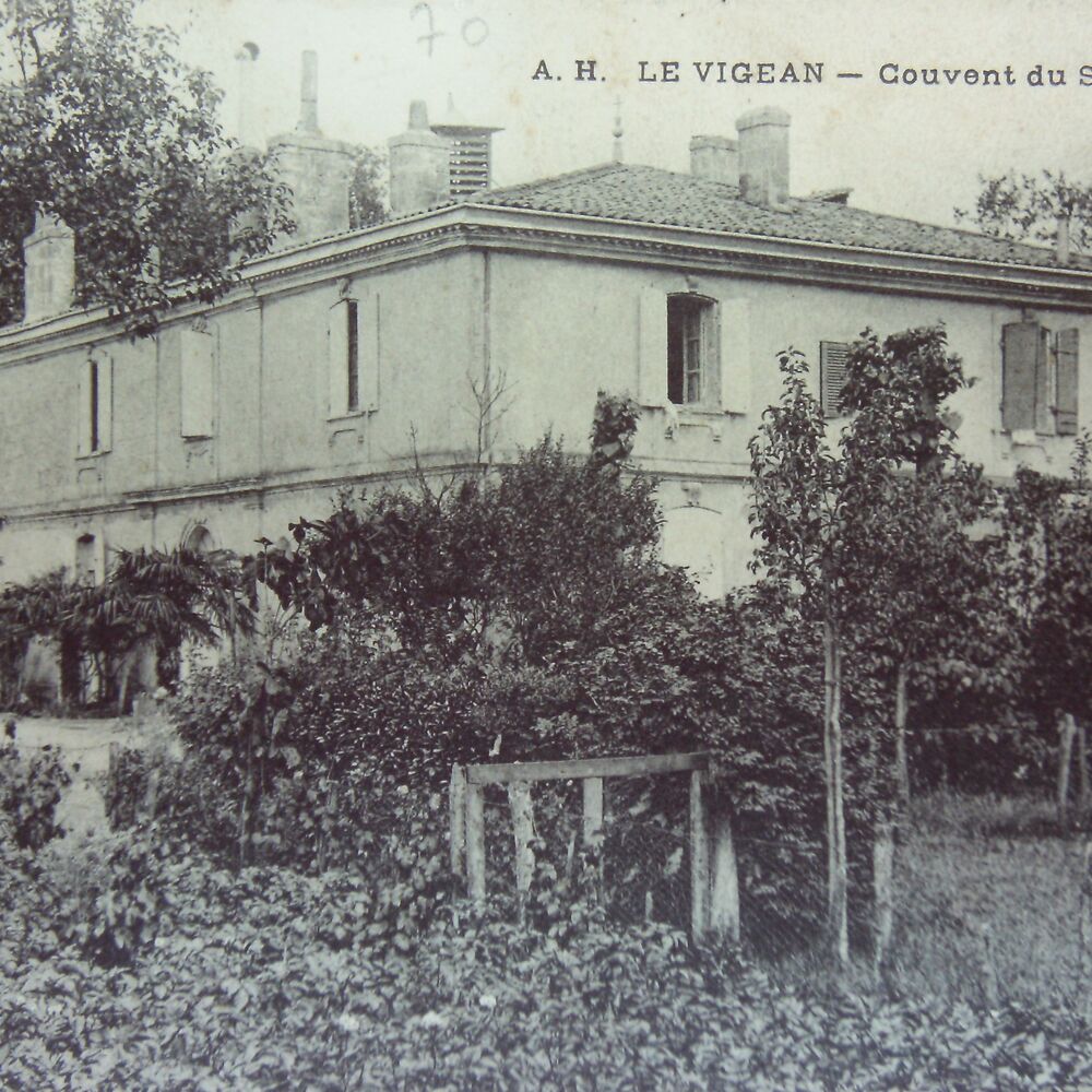 Sur la carte postale, le bâtiment vu depuis le jardin