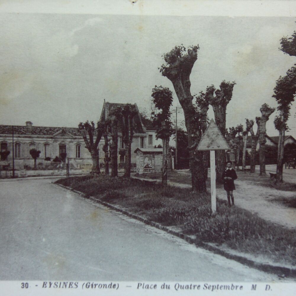 Place du IV septembre au premier plan, la Taule du Luc est au fond sur la route du Médoc