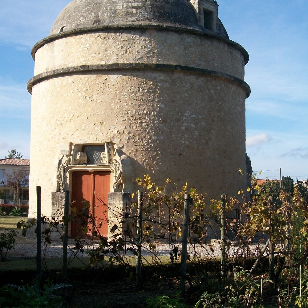 Le pigeonnier depuis le jardin pédagogique