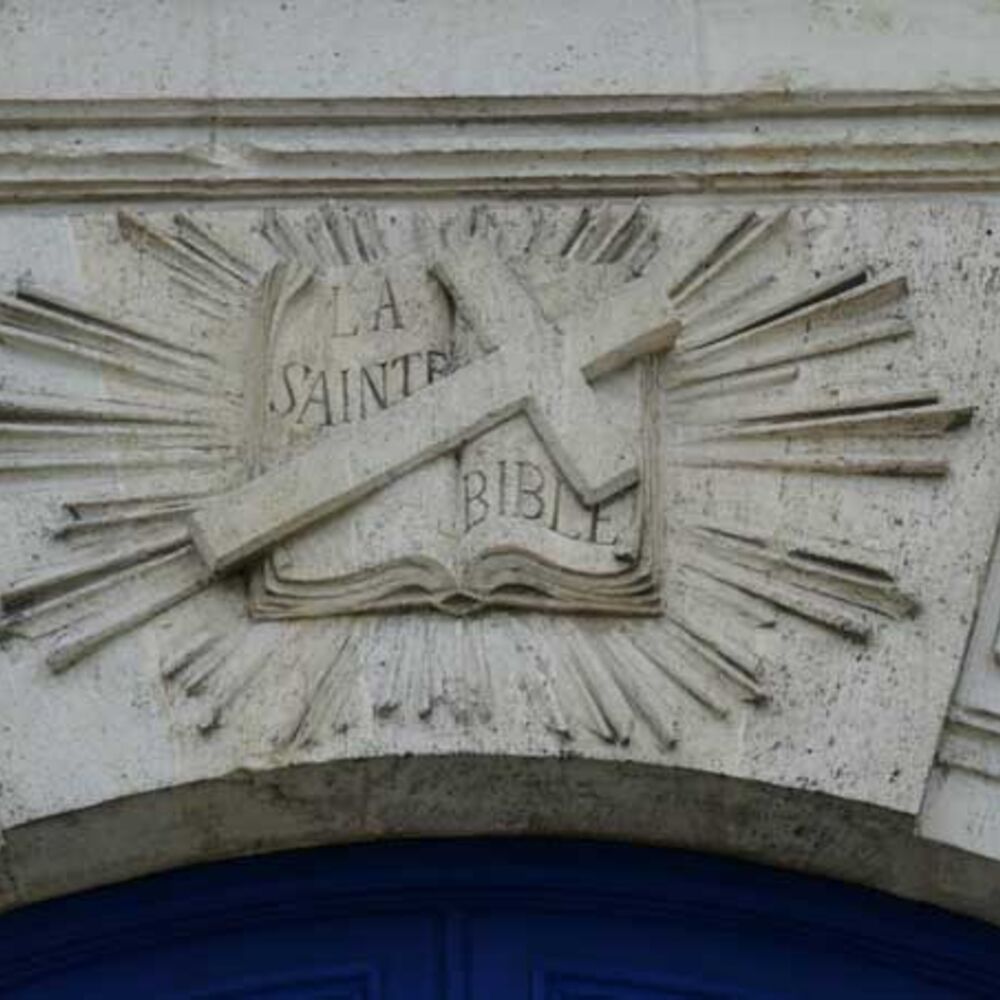 Fronton de la chapelle du cimetière protestant, détail