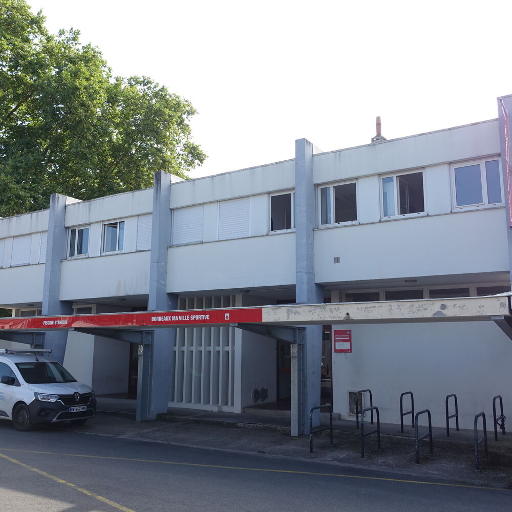 Façade d'entrée depuis le parking