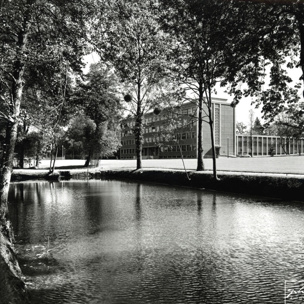 Bâtiments des travaux pratiques de physique et plan d’eau, photographie industrielle, vers 1960