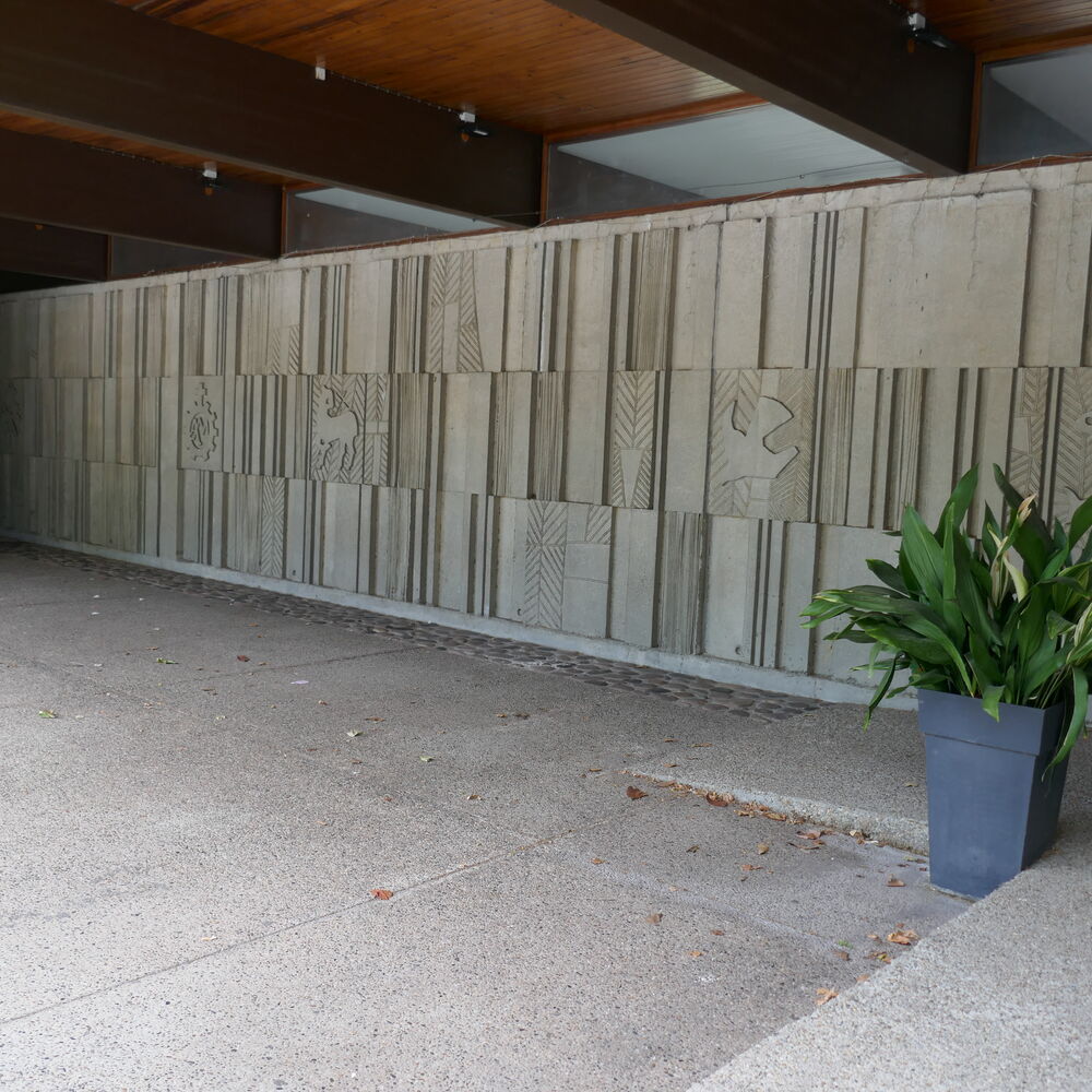 L'entrée couverte avec le bas-relief en béton de l'artiste bordelais Hugues Maurin.