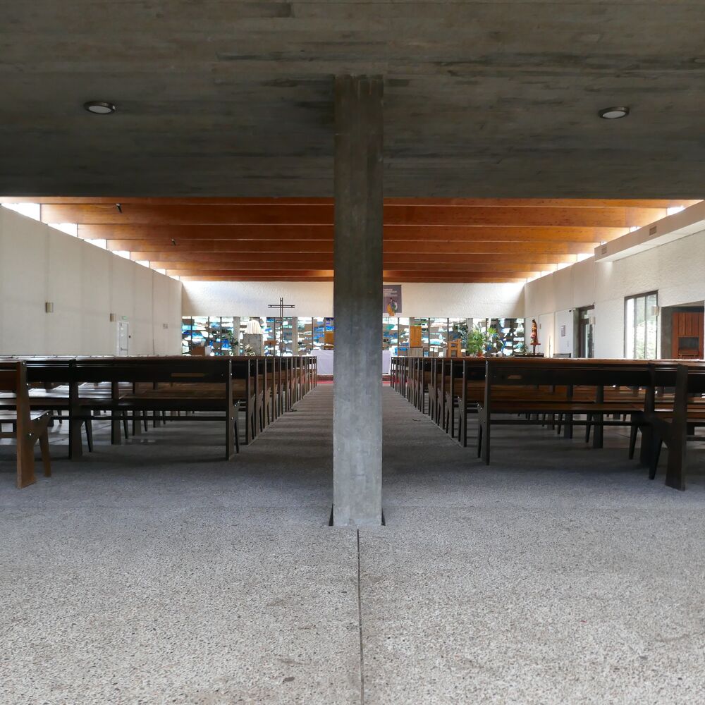 La nef, vue de l'avant-nef. Le béton brut de décoffrage et les dalles de cailloux lavés à l'honneur.