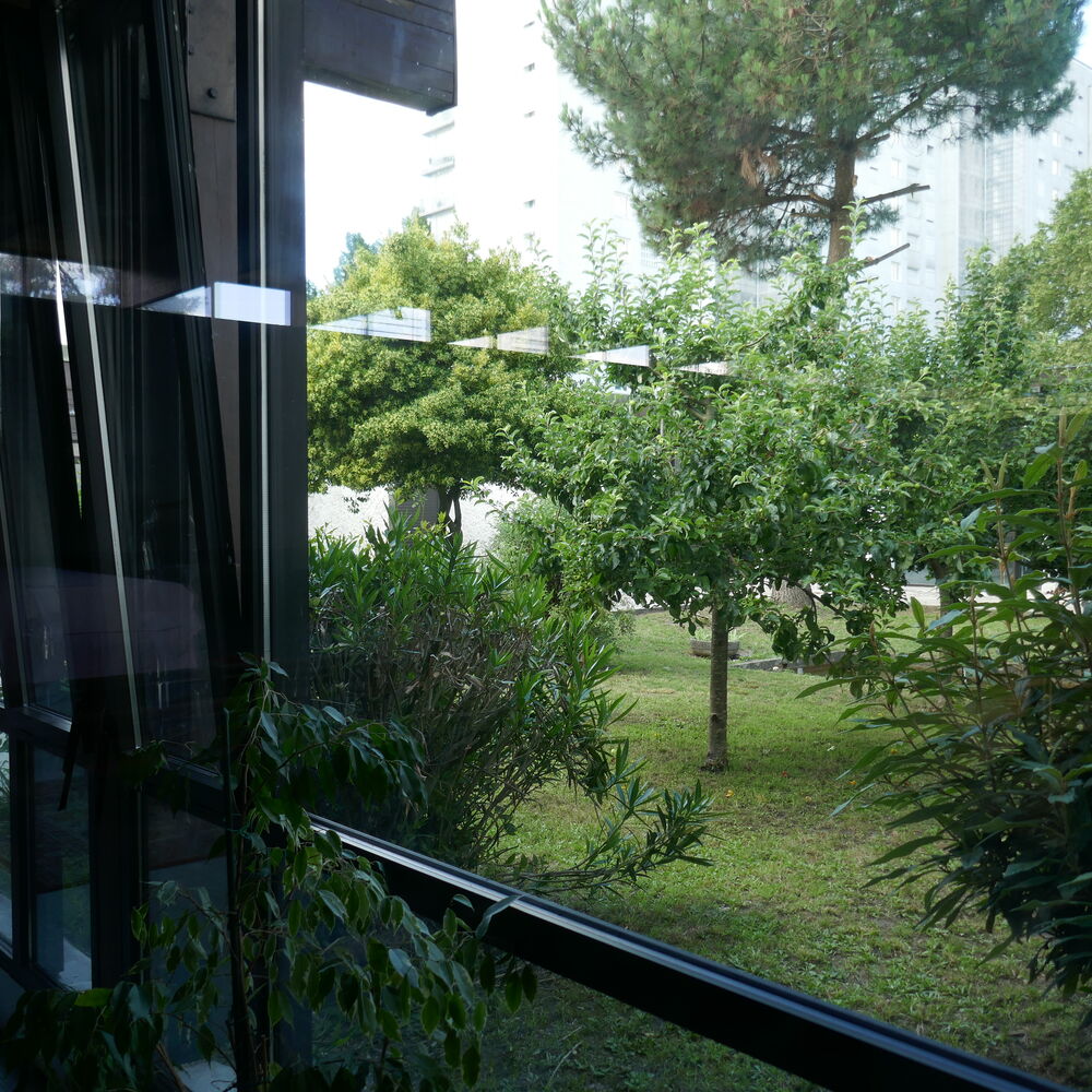 Le patio arboré, vue depuis la chapelle.