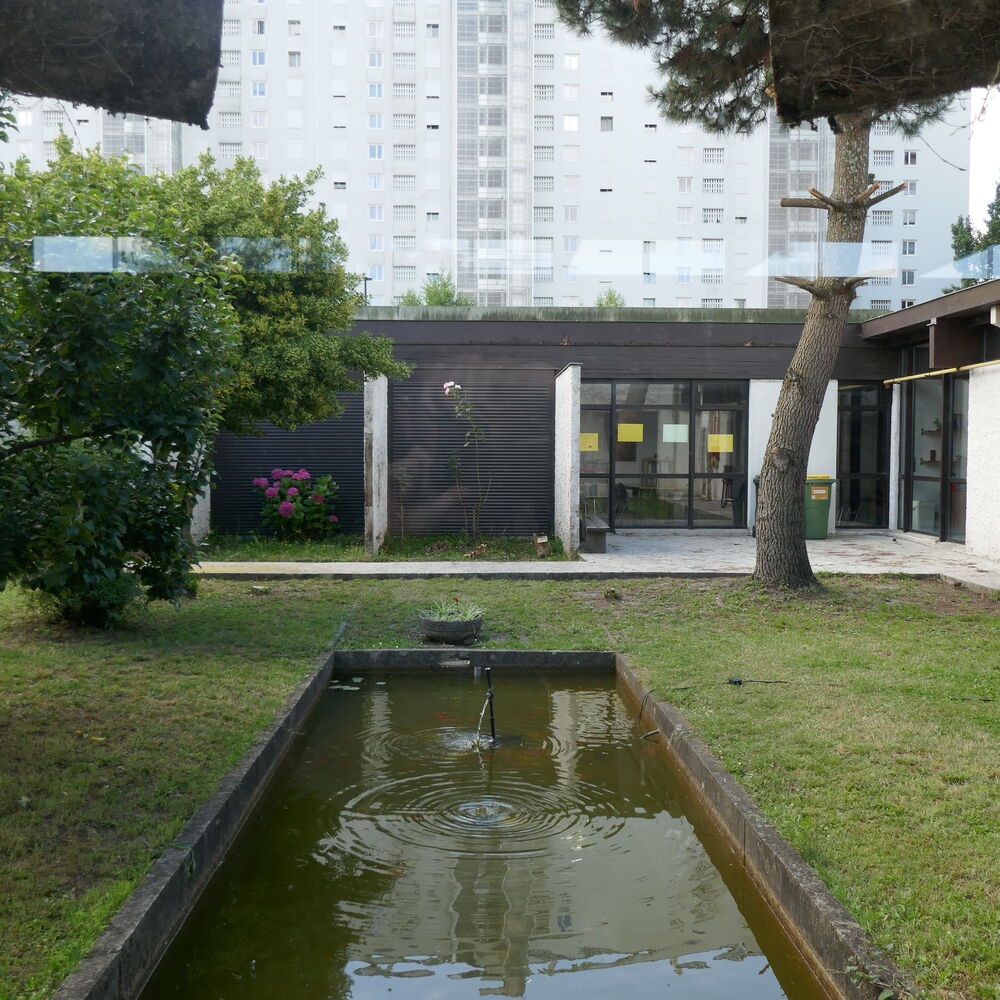 Le patio arboré avec le vivier, vue depuis la nef.