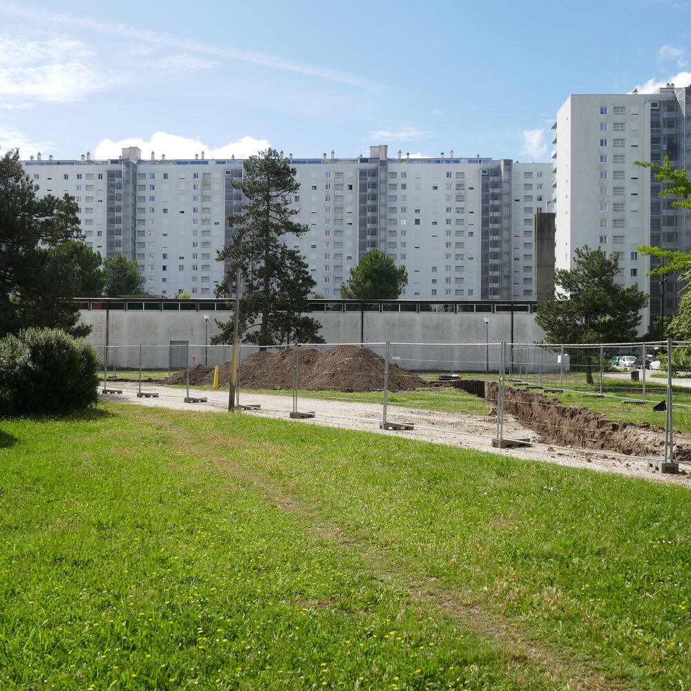 L'église dans son environnement urbain, vue depuis le nord.