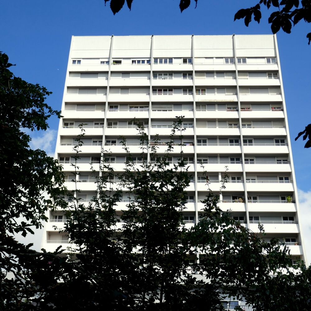 Façade sud-est, avec les balcons des appartements.