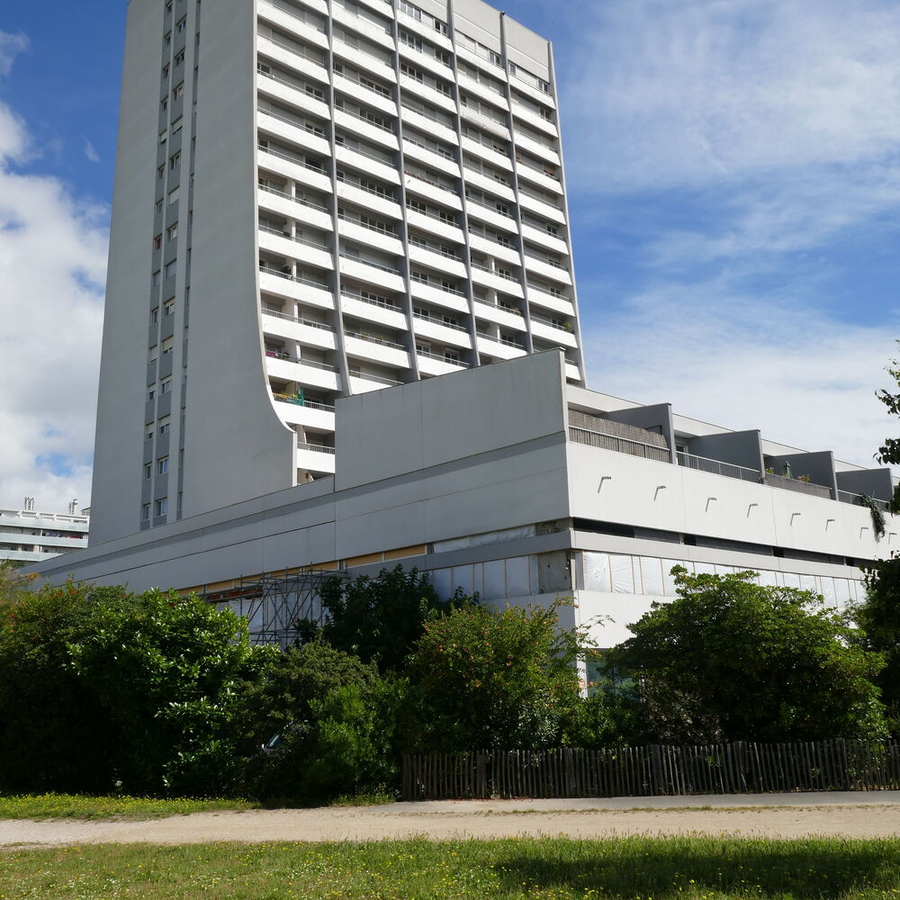 Vue d'ensemble, depuis le sud. Au bout de la terrasse, les logements pour personnes âgées.