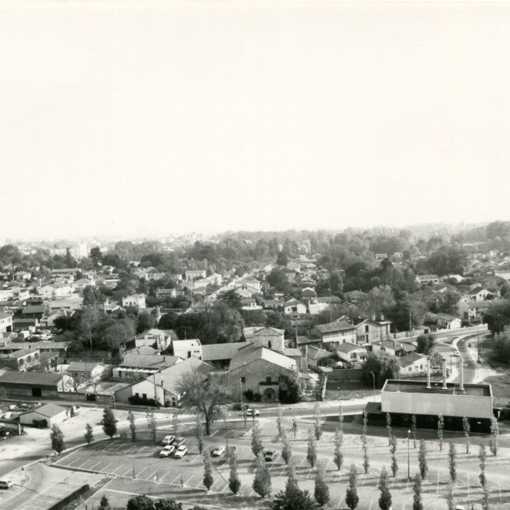 Vue aérienne du centre-ville de Mérignac, 1970