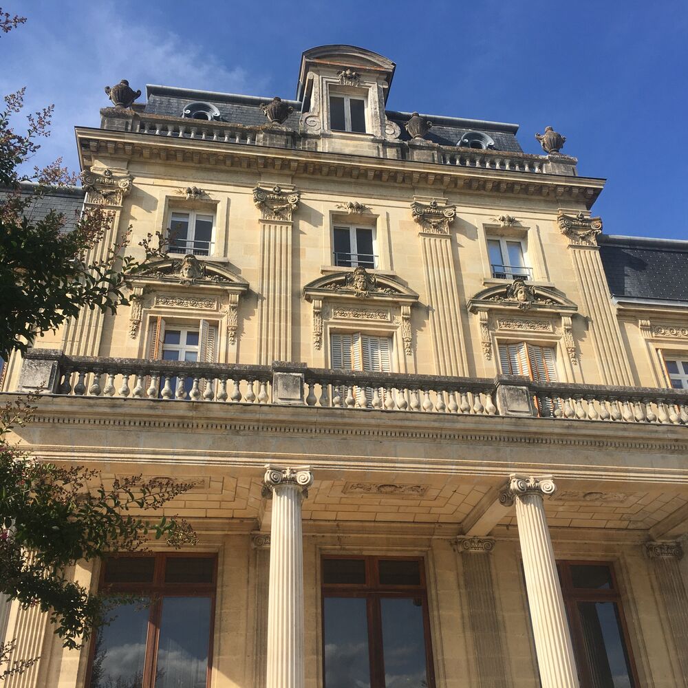 Vue de l’entrée du château façade sud, avec portique soutenu par des colonnes ioniques