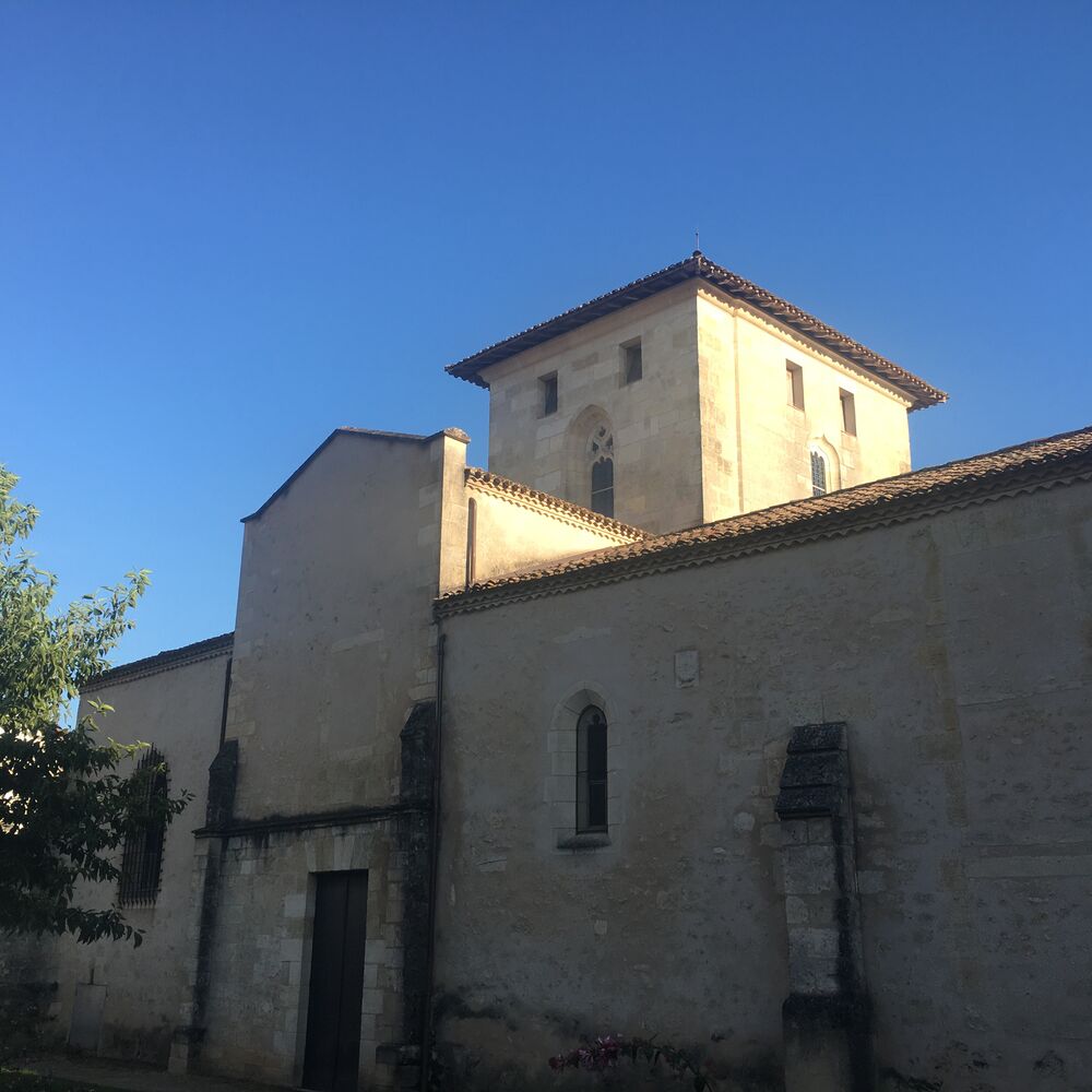 Vue de la façade nord de l’église avec  le clocher