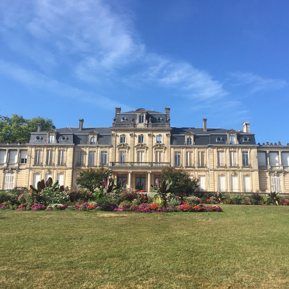 Vue de la façade sud du château depuis le parc, 2024