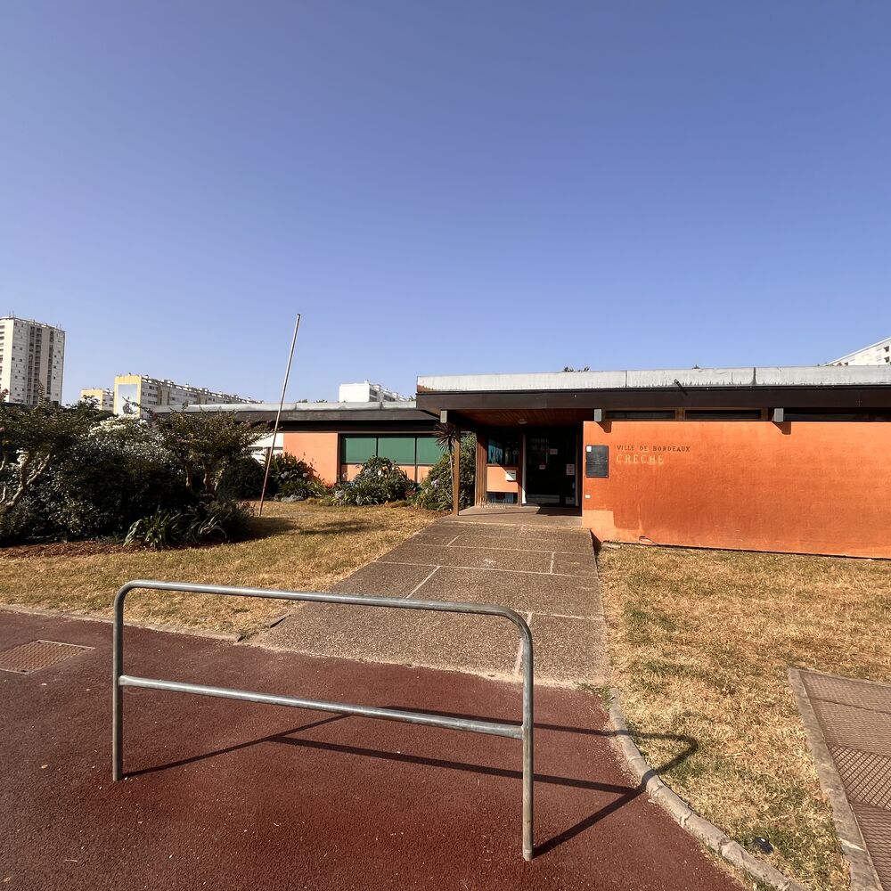 Vue de l’entrée de la crèche depuis la façade Nord-Ouest